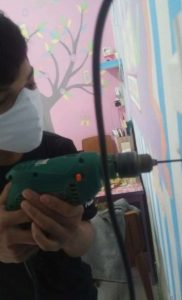 Pengeboran Untuk Pemasangan Mesin Absen